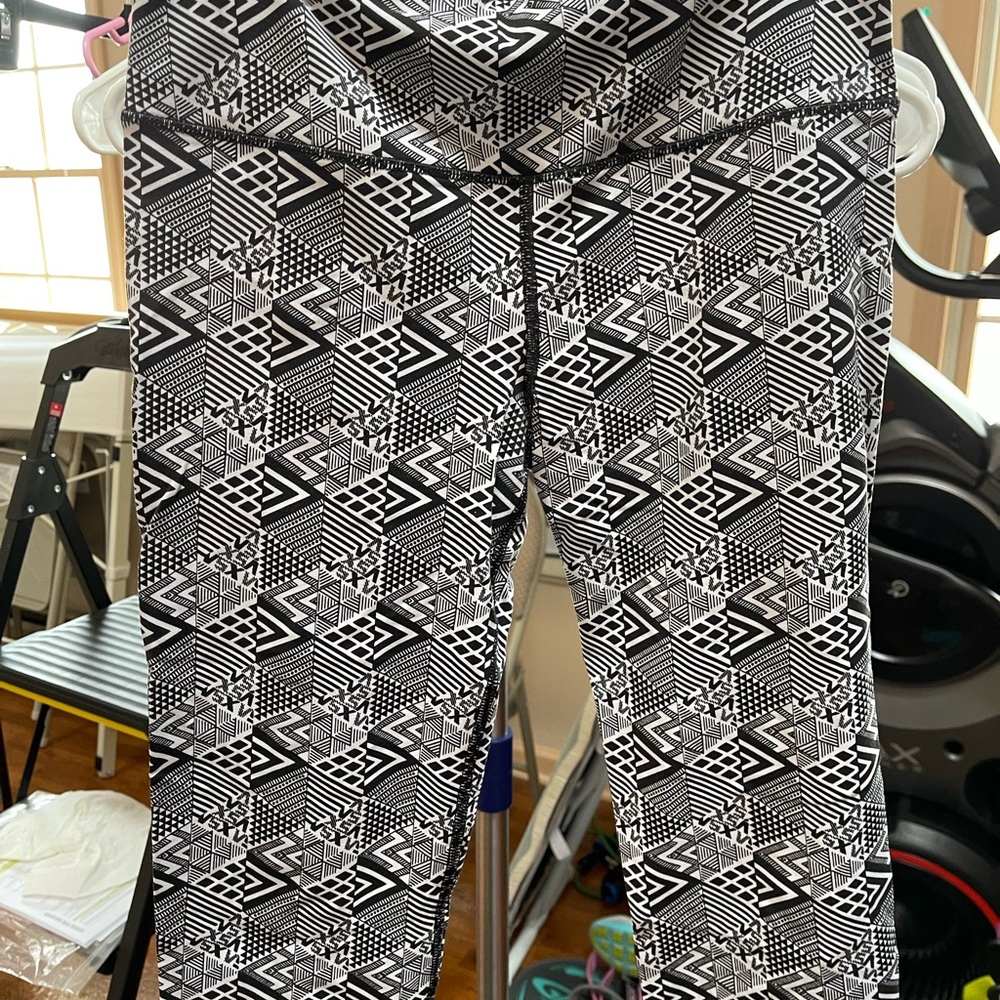 Victoria Secret Spandex Crop. Size small. Black & white geometric pattern